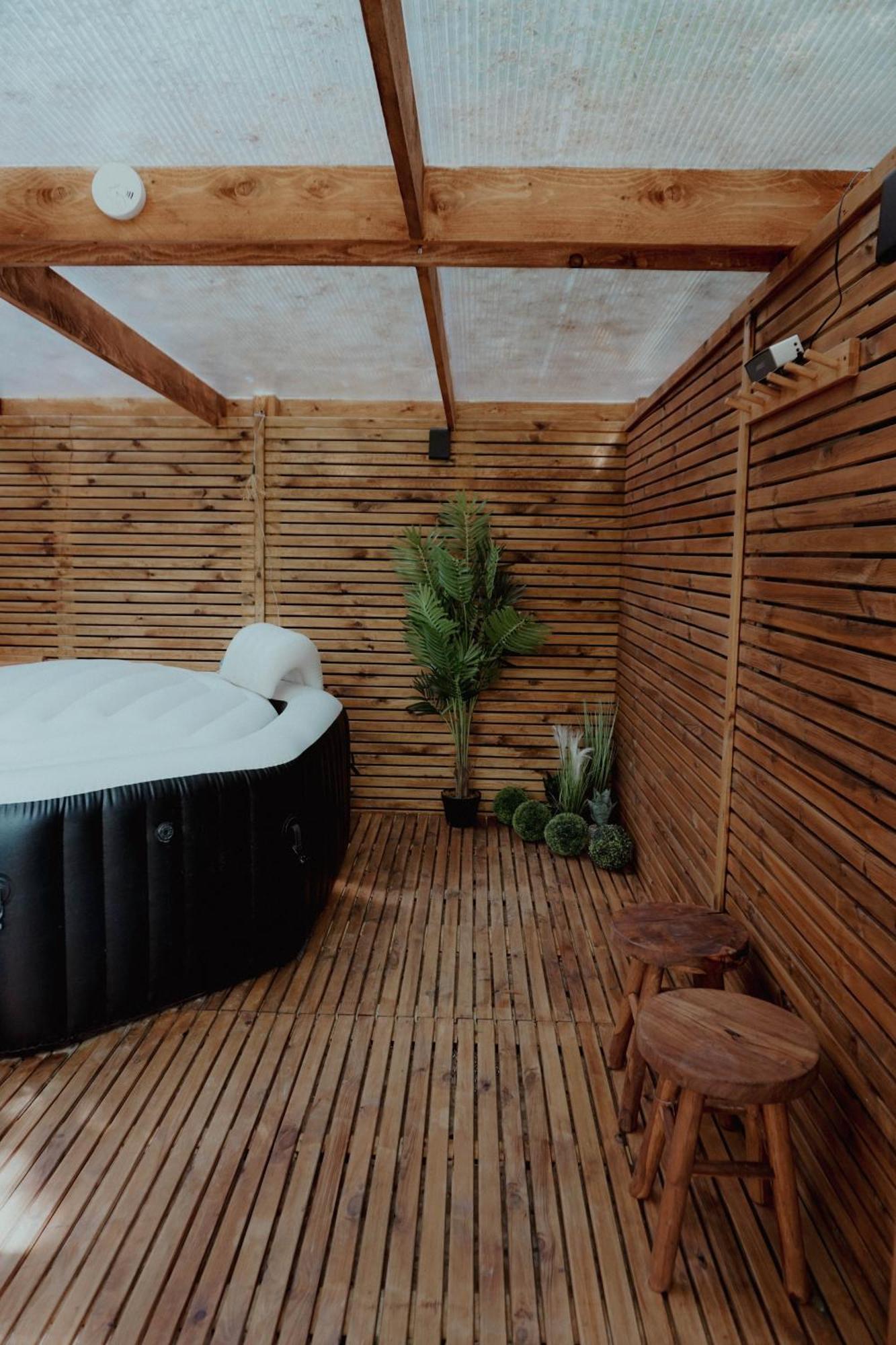 Le Chalet Tipi Avec Jacuzzi Et Jardin تروي المظهر الخارجي الصورة